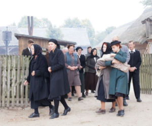 Stulecie Winnych, sezon 2, odc. 14 (1): Stanisaw (Jan Wieczorkowski), Bronia (Kinga Preis), Kazia (Katarzyna Kwiatkowska), Ania (Weronika Humaj), Mania  (Karolina Bacia)