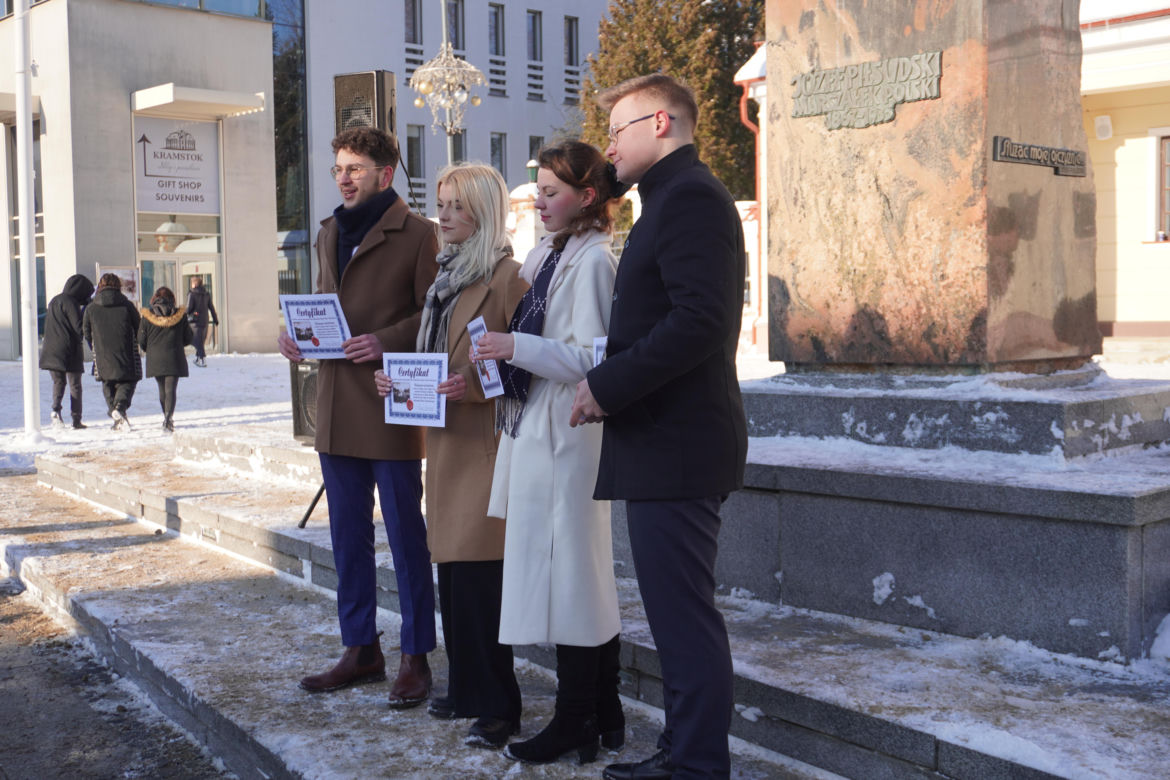 Studniówka miejska w Białymstoku. Prezydent wraz z maturzystami zatańczyli poloneza