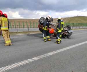 Wypadek na obwodnicy Olsztyna. Auto uderzyło w barierki i dachowało [ZDJĘCIA]