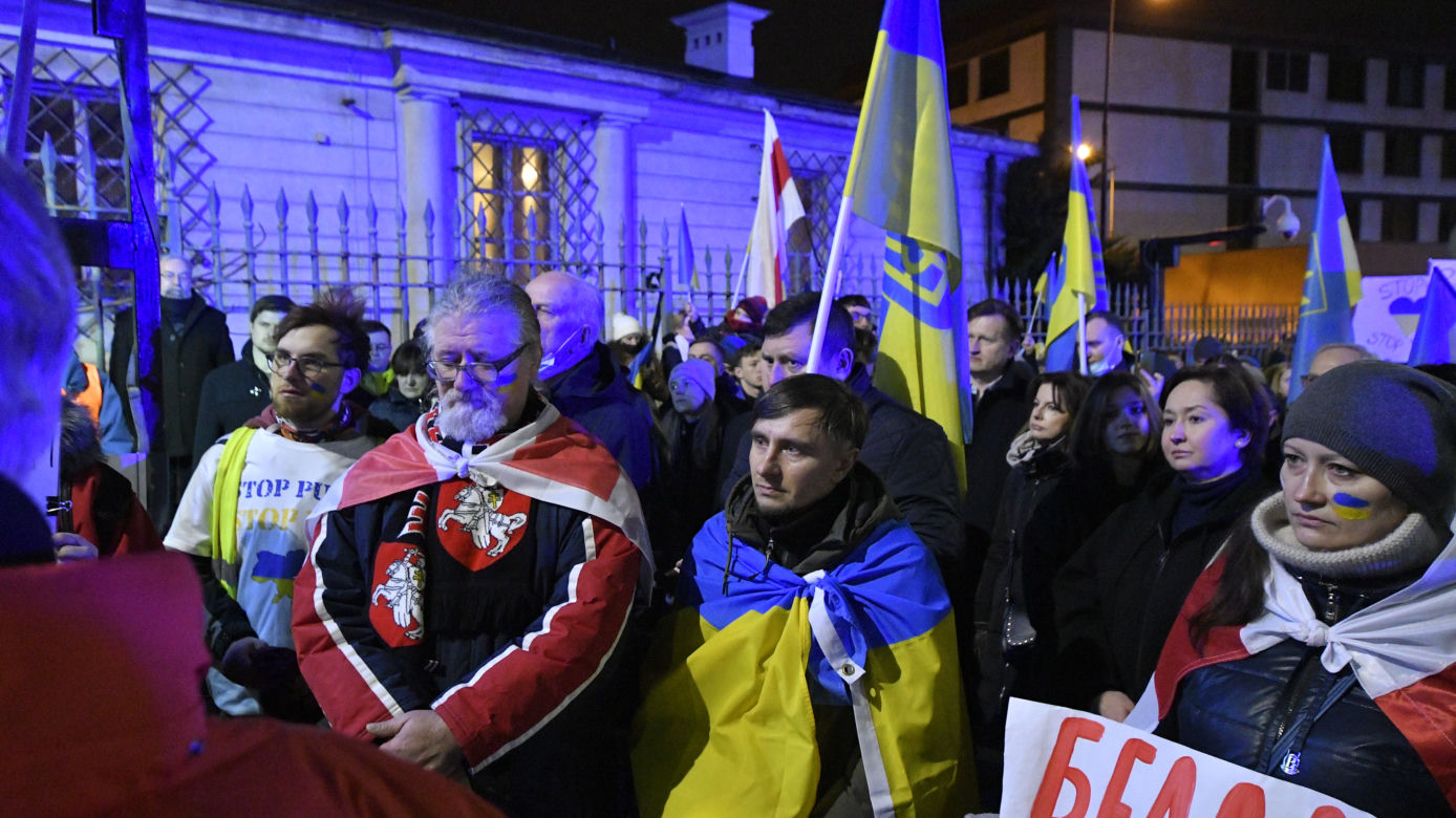 Warszawiacy murem za Ukrainą. Codziennie na protestach dziesiątki tysięcy ludzi