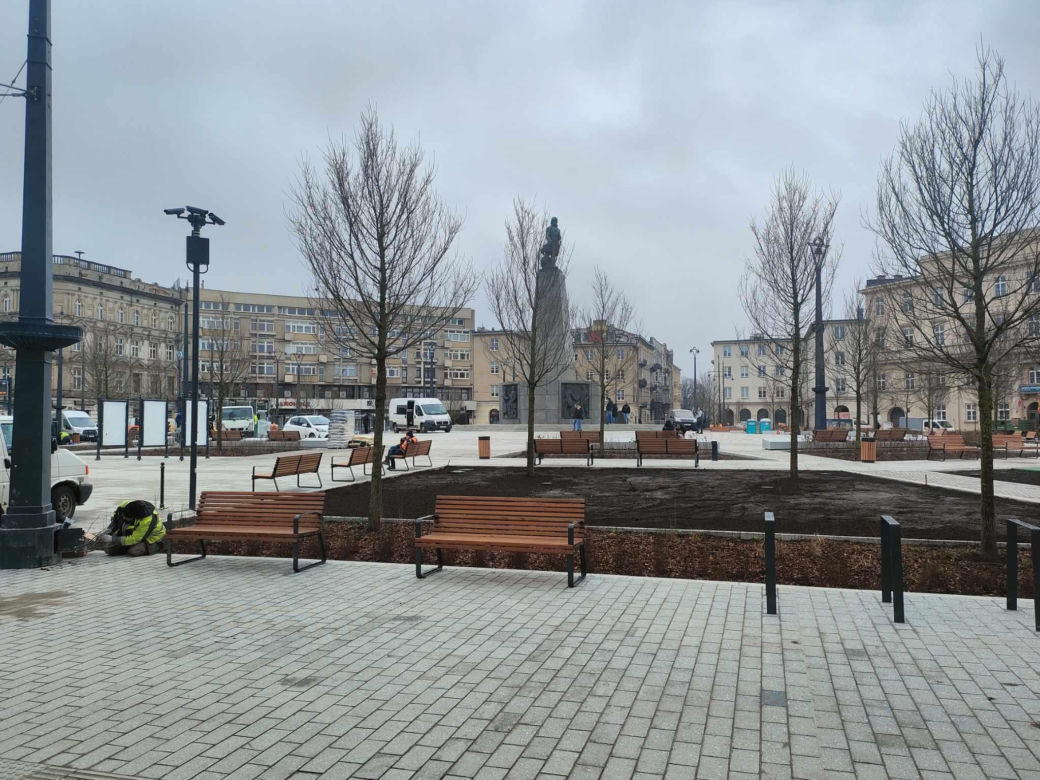 Plac wolności kilka dni przed otwarciem! Już odwiedzają go pierwsi łodzianie [ZDJĘCIA]