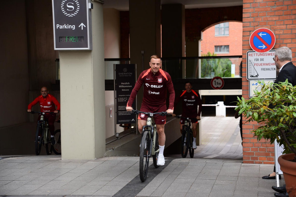 Piłkarze przyjechali na trening rowerami. Skorupski się zgubił