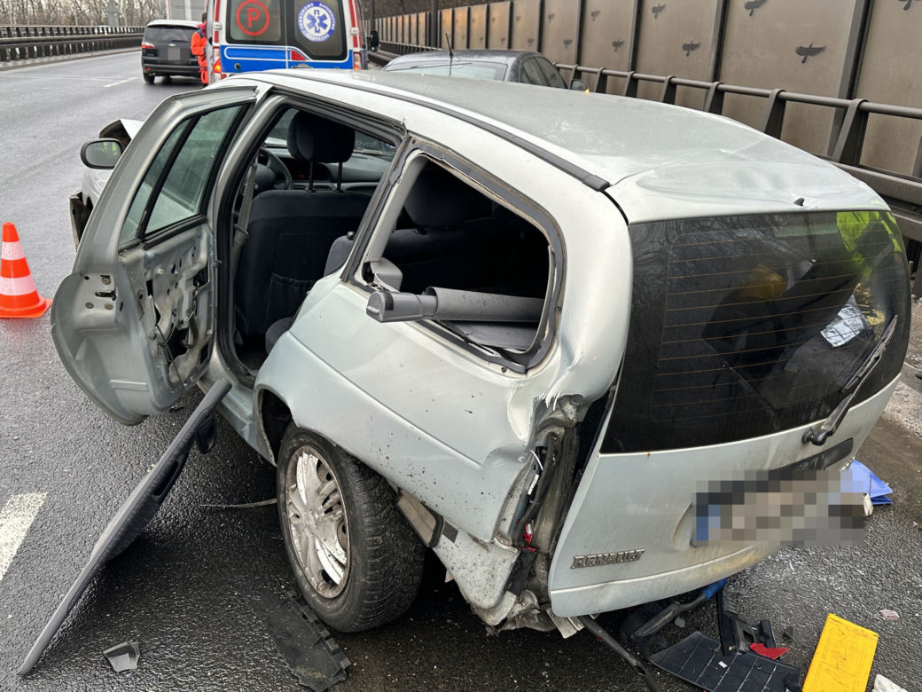 Katastrofa na Wisłostradzie! Samochodowe domino zakończyło się potrąceniem dwóch osób! 