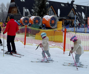 Kosiniak-Kamysz uczy dzieci szusować