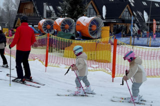Kosiniak-Kamysz uczy dzieci szusować