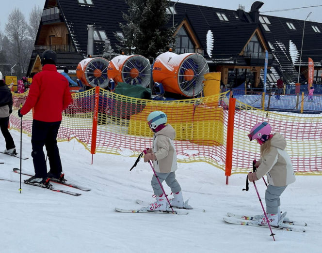 Kosiniak-Kamysz uczy dzieci szusować