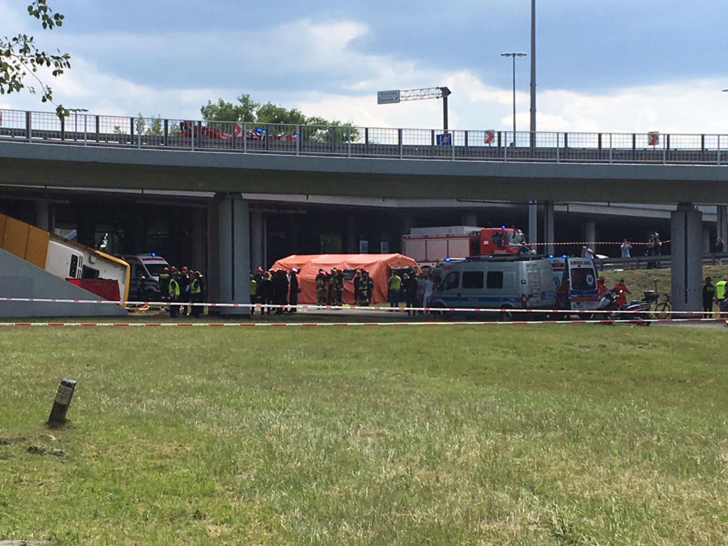 Autobus wypadł z wiaduktu. Są ranni i ofiary śmiertelne
