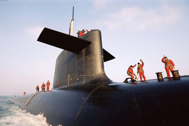 Wojna pałaców o atomowy guzik. Czyj parasol nuklearny ochroni Polskę: francuski czy amerykański?