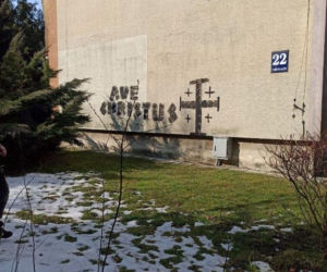 Zniszczone ściany bloków GSM w Nowym Sączu