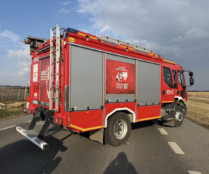 Ciężarówka zjechała do rowu. Poszkodowani kierowca i pasażer. Wypadli przez przednią szybę