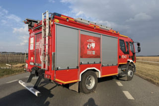 Ciężarówka zjechała do rowu. Poszkodowani kierowca i pasażer. Wypadli przez przednią szybę