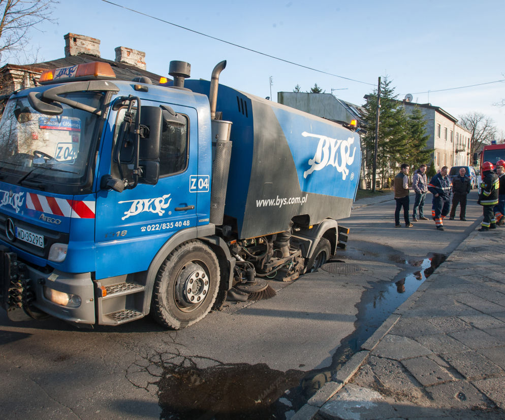 Jezdnia na Gocławku zapadła się pod śmieciarką