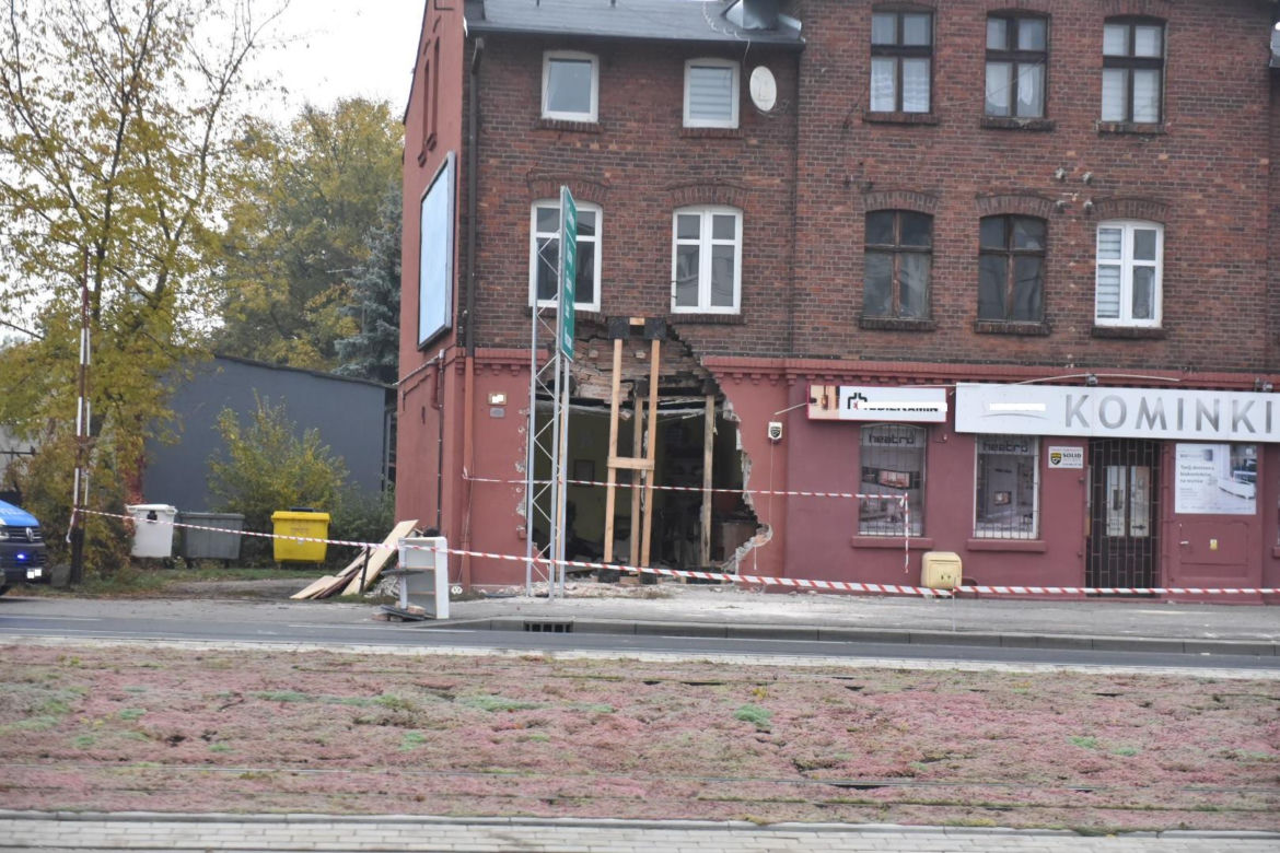 Laweta wjechała w budynek kamienicy przy Szosie Chełmińskiej w Toruniu