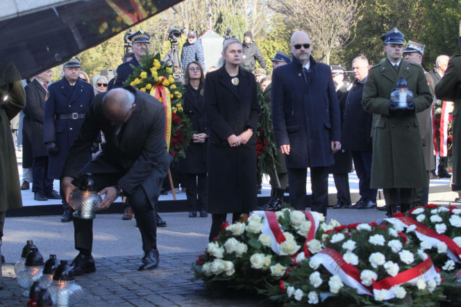 Obchody 16. rocznicy katastrofy smoleńskiej. Powązki