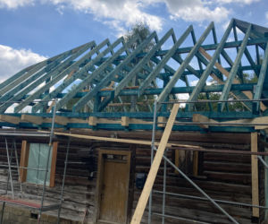 Remont drewnianej chaty w Tropiu (woj. małopolskie)