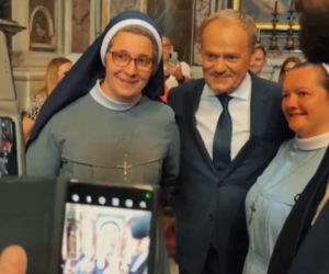 Ludzie spotkali Tuska w Watykanie i się zaczęło! Zaskakujące sceny w kościele tuż przy grobie Jana Pawła II