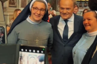 Ludzie spotkali Tuska w Watykanie i się zaczęło! Zaskakujące sceny w kościele tuż przy grobie Jana Pawła II