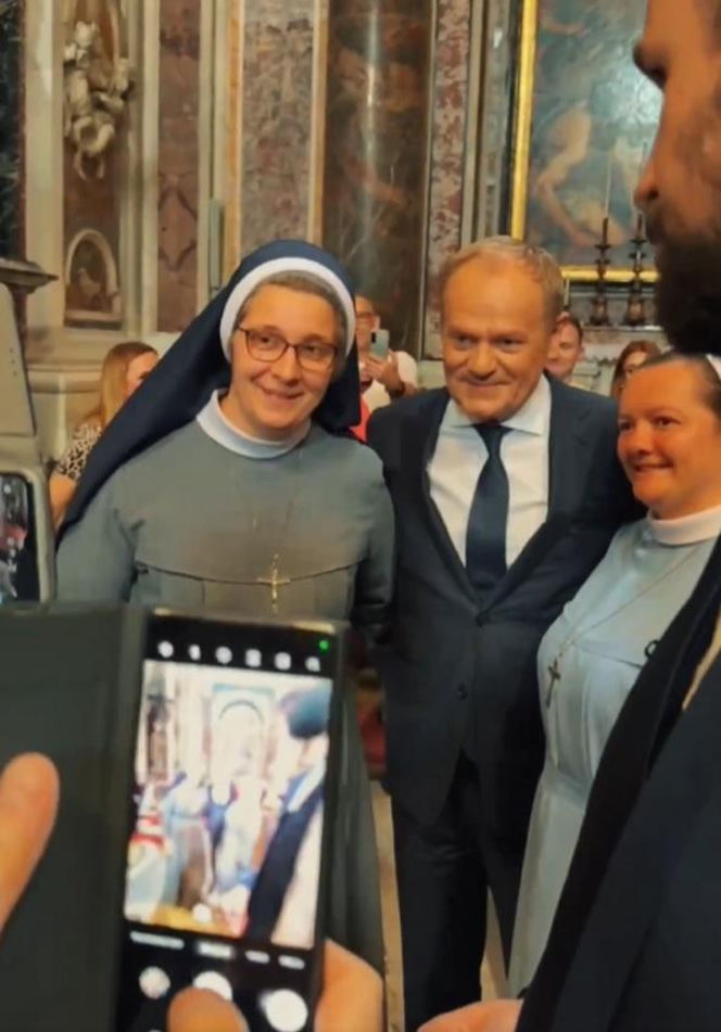 Ludzie spotkali Tuska w Watykanie i się zaczęło! Zaskakujące sceny w kościele tuż przy grobie Jana Pawła II