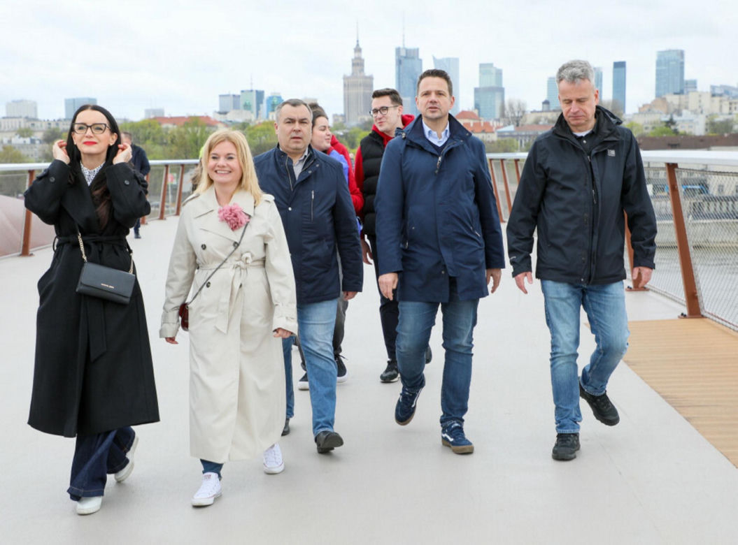 Czerwona linia na kładce pieszo-rowerowej. O co chodzi? Przyczyna jest zaskakująca