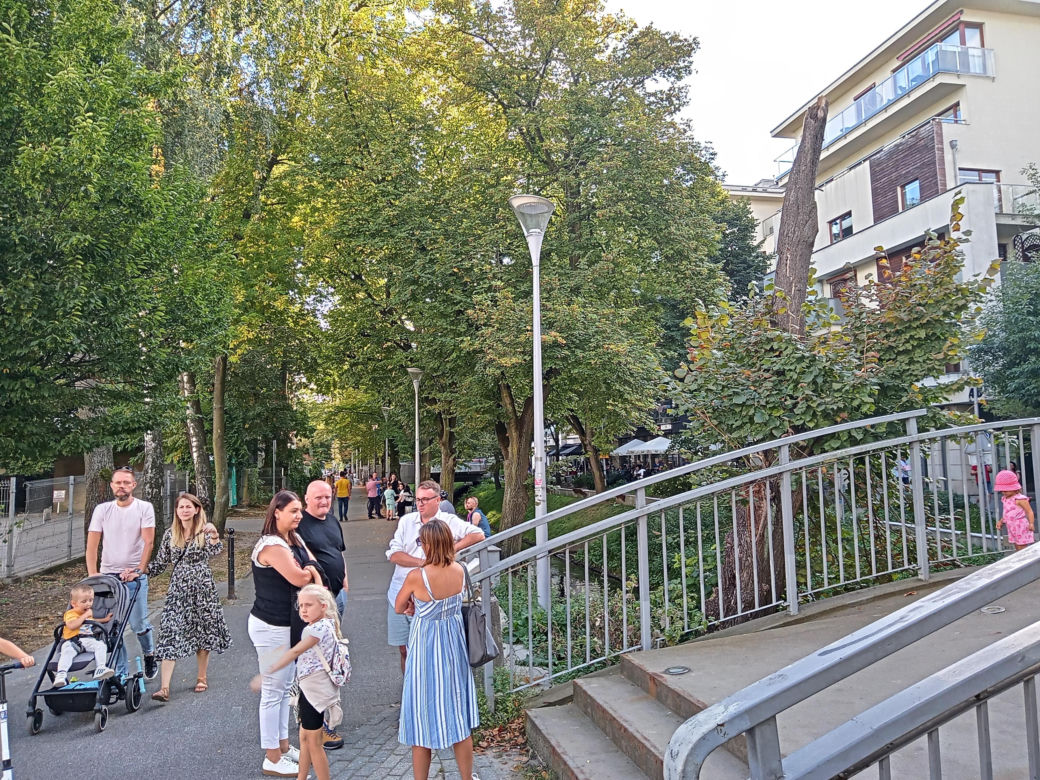 Ostatnia niedziela lata 2023 w Kielcach. Tłumy w centrum miasta