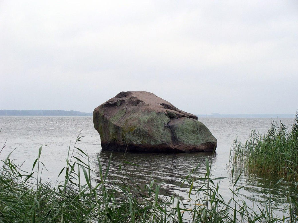 Głaz narzutowy w Kamieniu Pomorskim w 2011 roku