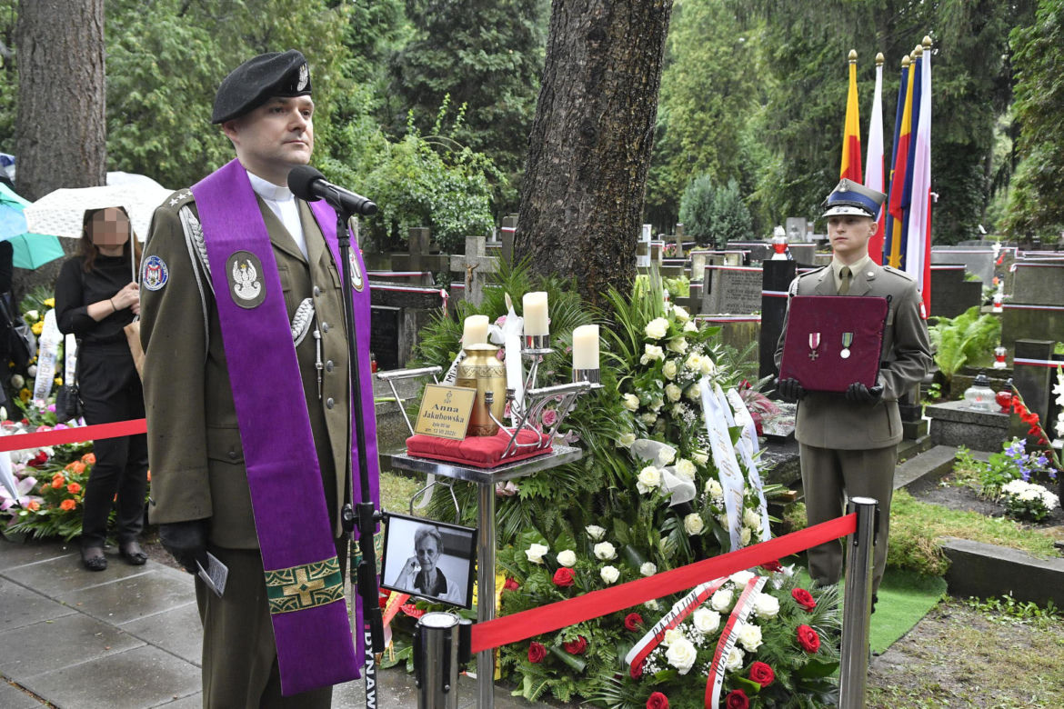 Tłumy warszawiaków żegnają "Paulinkę" z Powstania. Pogrzeb Anny Jakubowskiej
