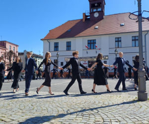 Polonez maturzystów z I LO na rynku w Ostrzeszowie