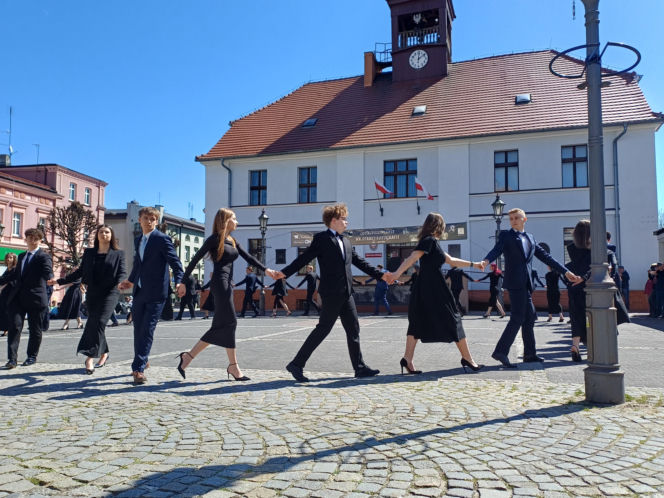 Polonez maturzystów z I LO na rynku w Ostrzeszowie