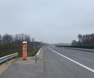 Na autostradzie A2 na wschód od Warszawy prace idą pełną parą, zarówno w dzień, jak i po zmroku
