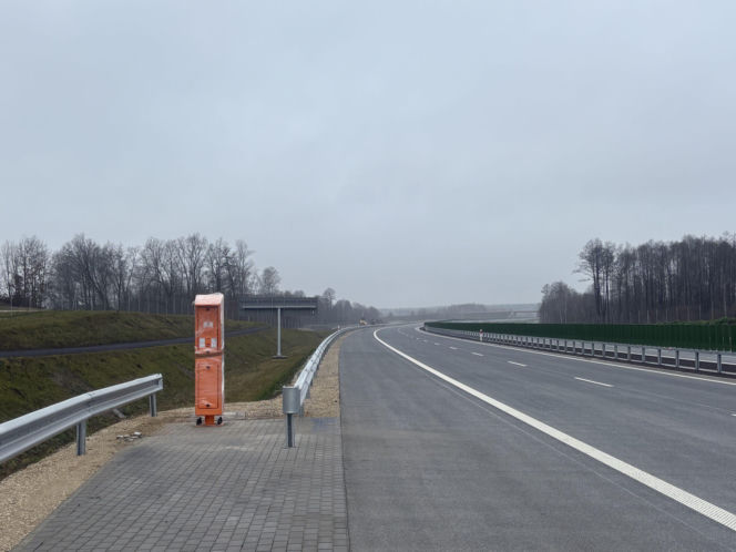 Na autostradzie A2 na wschód od Warszawy prace idą pełną parą, zarówno w dzień, jak i po zmroku
