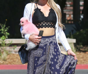 Paris Hilton z różowym psem