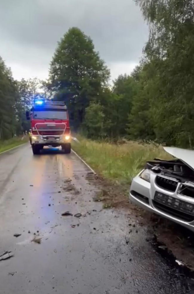 18-latek w BMW zderzył się czołowo z karetką! Są poszkodowani