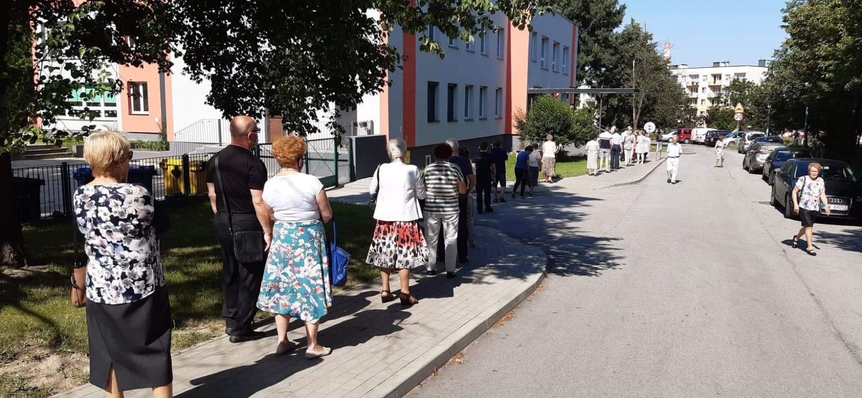 Kolejka do lokalu wyborczego w Kielcach
