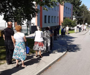 Kolejka do lokalu wyborczego w Kielcach