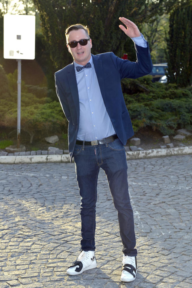 Tak na początku kariery wyglądał Piotr Kędzierski. Dziś trudno go rozpoznać na starych zdjęciach