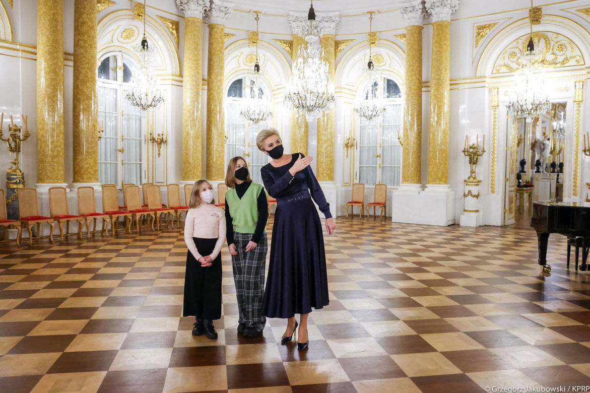 Agata Duda w eleganckich sukienkach