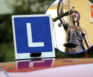 Instruktor jazdy oskarżony o 17 przestępstw. „Poświadczał nieprawdę”