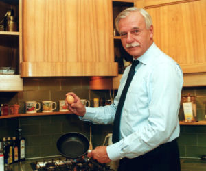 Mało kto wie, że Andrzej Olechowski prezenterem muzycznym i był DJ-em. Wspomniała go gwiazd TVP