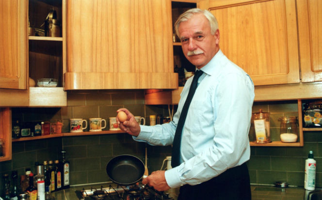 Mało kto wie, że Andrzej Olechowski prezenterem muzycznym i był DJ-em. Wspomniała go gwiazd TVP