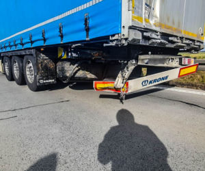 Ford wbił się pod ciężarówkę na A4. Została z niego kupa złomu