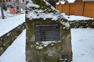 Co z kapsułą czasu na Rynku w Nowym Sączu? Wiemy, kiedy miasto ją odkopie 