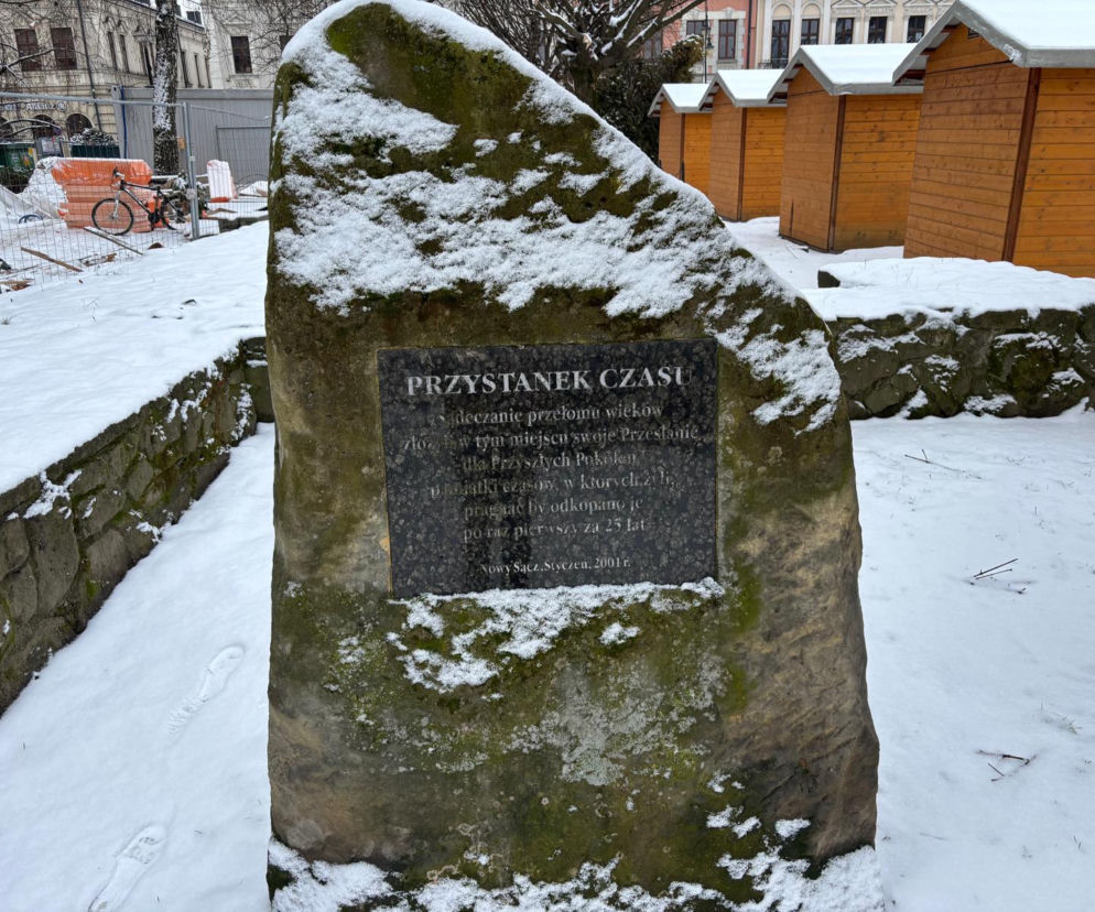 Co z kapsułą czasu na Rynku w Nowym Sączu? Wiemy, kiedy miasto ją odkopie 