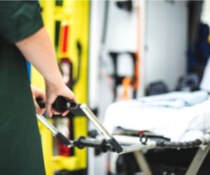 Dramatyczne sceny w Chełmie! Wszyscy walczyli o życie 76-latka. Senior leżał przy samochodzie