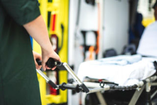 Dramatyczne sceny w Chełmie! Wszyscy walczyli o życie 76-latka. Senior leżał przy samochodzie