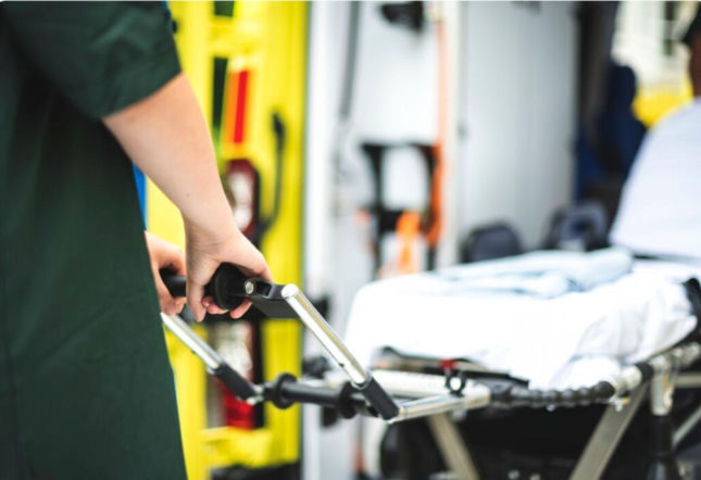 Dramatyczne sceny w Chełmie! Wszyscy walczyli o życie 76-latka. Senior leżał przy samochodzie