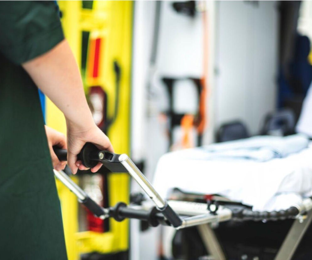 Zasłabł na skrzyżowaniu w Chełmie, leżał przy własnym samochodzie. Zaczęła się dramatyczna walka o życie 76-latka