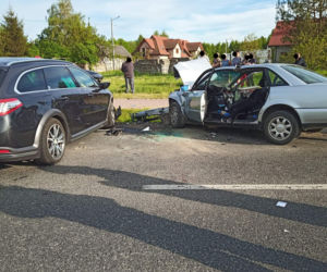 Potworne zderzenie pod Radomiem. Kierowca audi zmarł w szpitalu! [ZDJĘCIA].