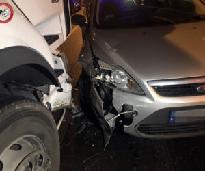 Pijany kierowca ciężarówki staranował wszystko, co miał na drodze. 