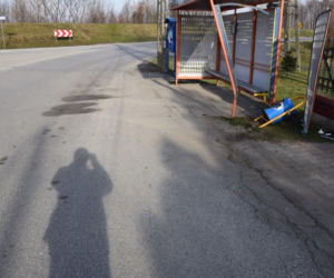 PIJANY kierowca ZDEMOLOWAŁ przystanek i ogrodzenie. Uciekł z miejsca zdarzenia