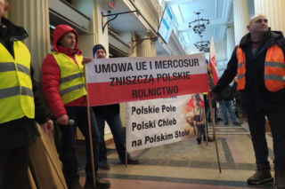 Rolnicy blokują drogi w całej Polsce! Trwa ogólnopolski protest [30.12.2025]